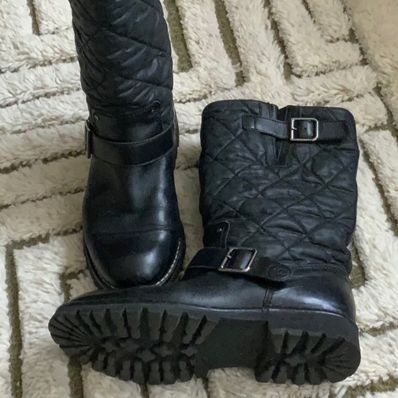 CHANEL Black Quilted Winter Boots shearling lined - Picture 1 of 7